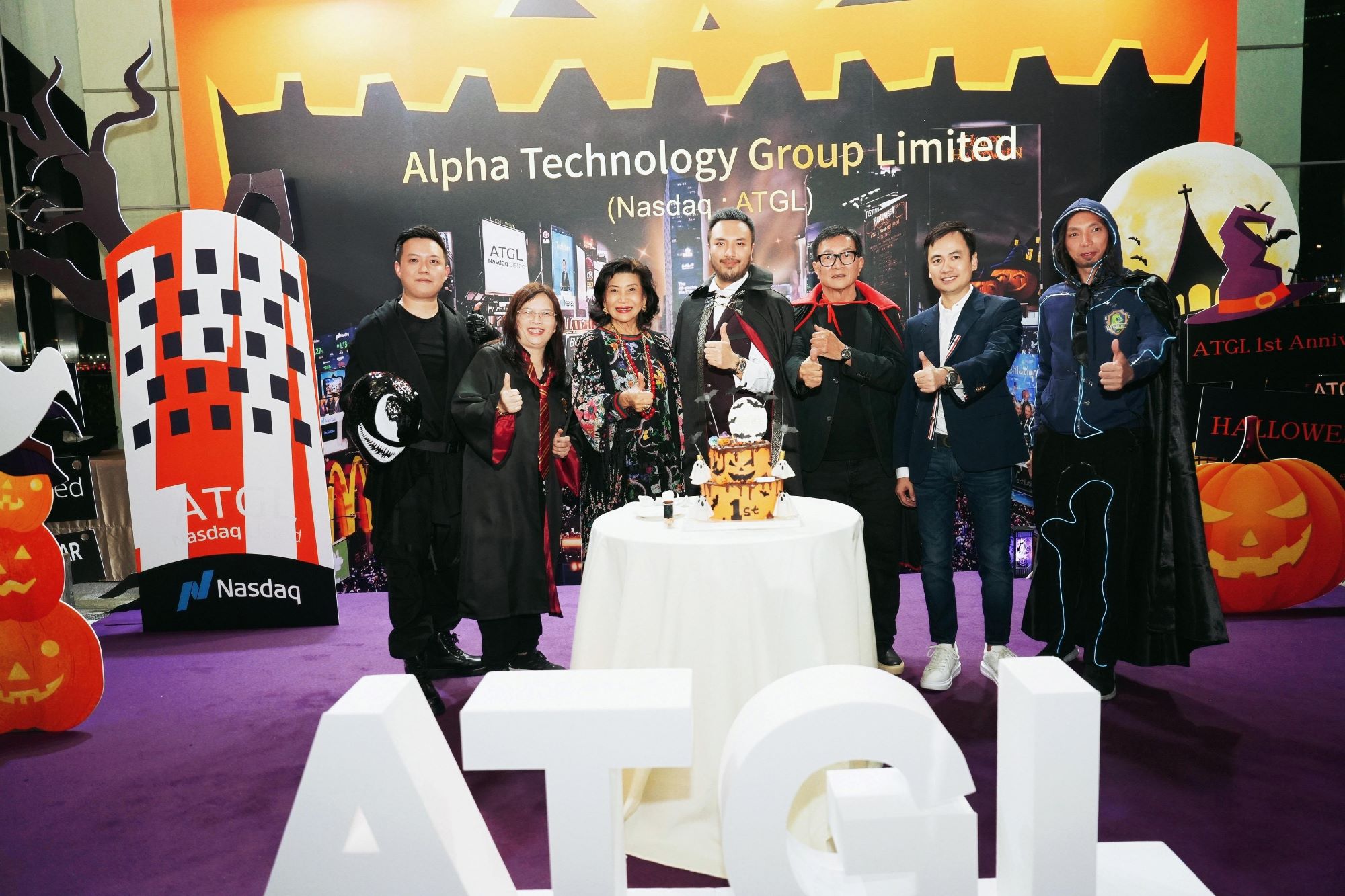 Cake Cutting Ceremony with ATGL Senior Manager Mr. Lucas Tsang, Ms.Edith Tang, Prof. Alice Chiu, BBS, JP, the Executive Director and President of ATGL Mr. Anthony Tsang (Zichen), Ten Outstanding Young Persons Mr. Peter Chan and Morningstar Senior Manager Mr. Kelvin Choy. (From left to right)
