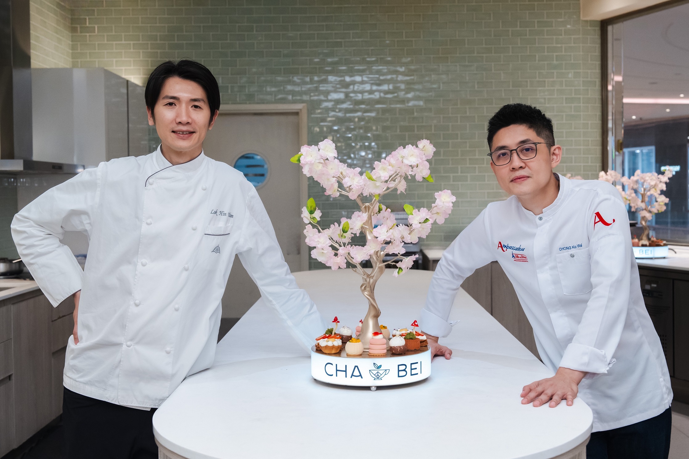 The “Ode to Spring” featues Chef Yam Lok Hin (left), Executive Pastry Chef of StarWorld Hotel, Galaxy Macau, and Broadway Macau, alongside Chef Chong Ko Wai (right), the Malaysian Ambassador for Elle & Vire Professionnel, acclaimed as the 