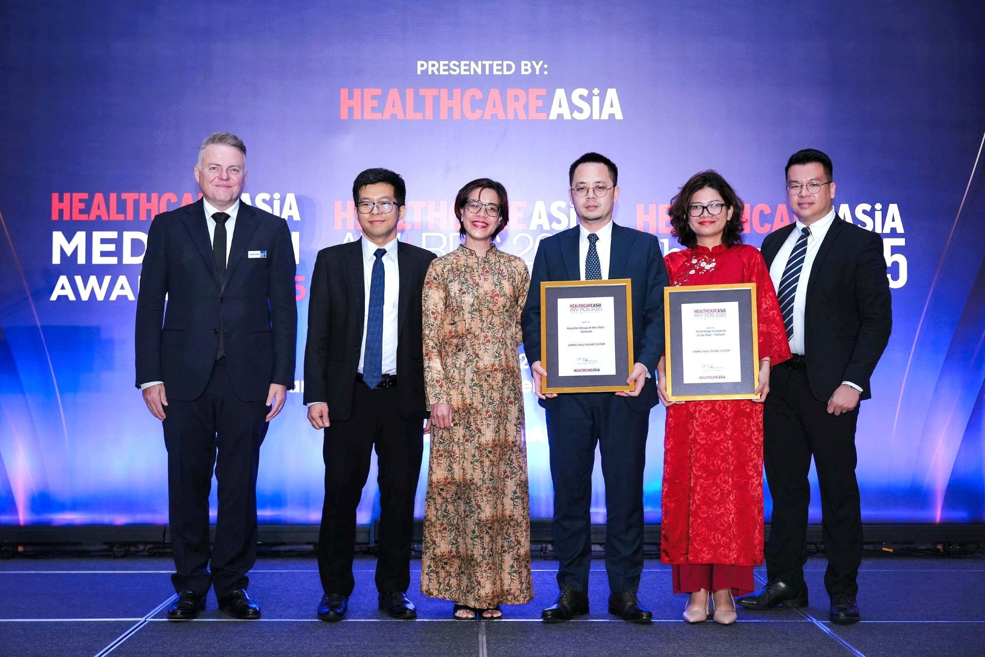 Vinmec representatives received two of the most significant accolades: “Hospital Group of the Year” and “Technology Innovation of the Year” at the Healthcare Asia Awards 2025.