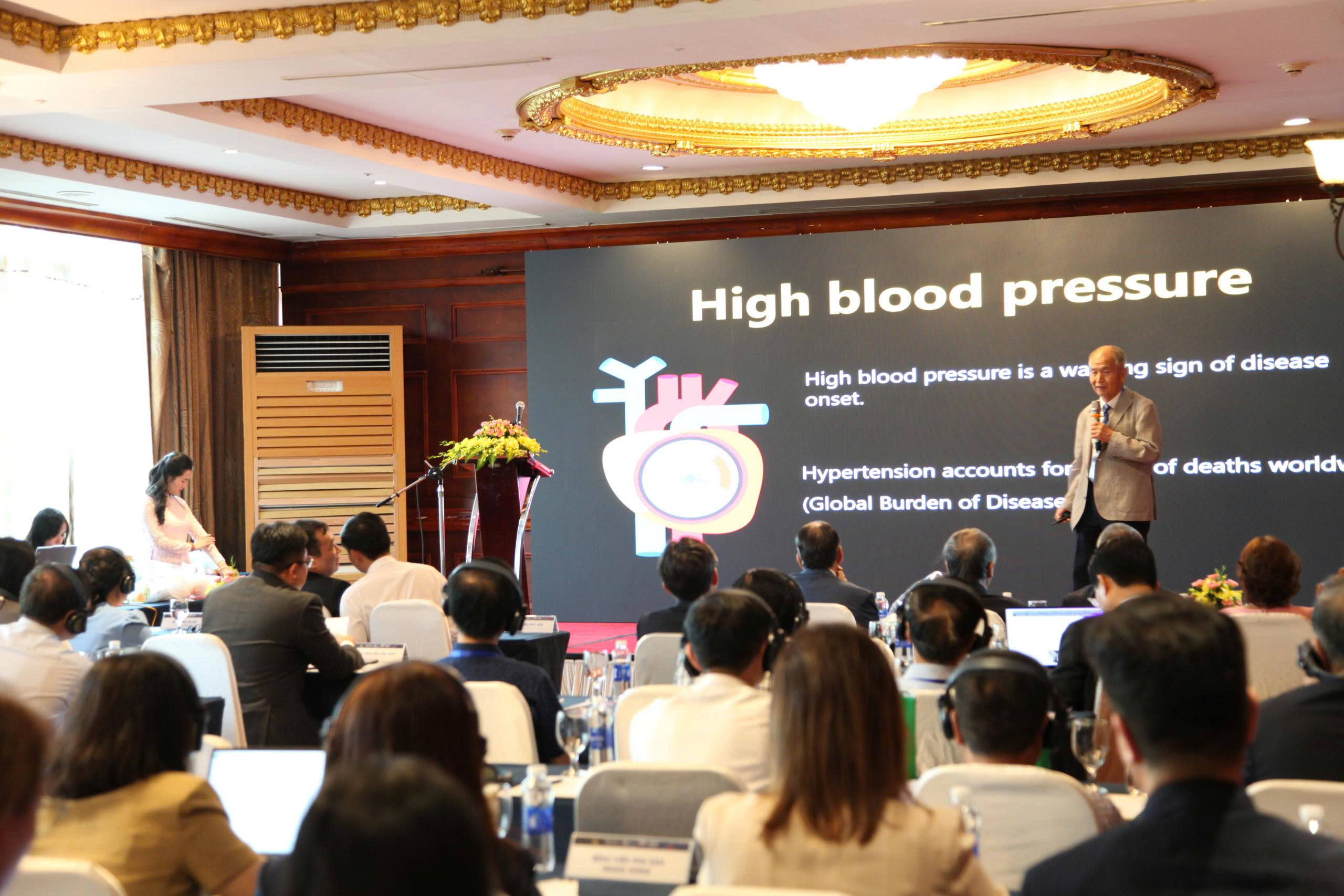 Mr. Lee Byeong-gu, Chief Executive Officer of Raydel Group, was speaking at the symposium in Hà Nội