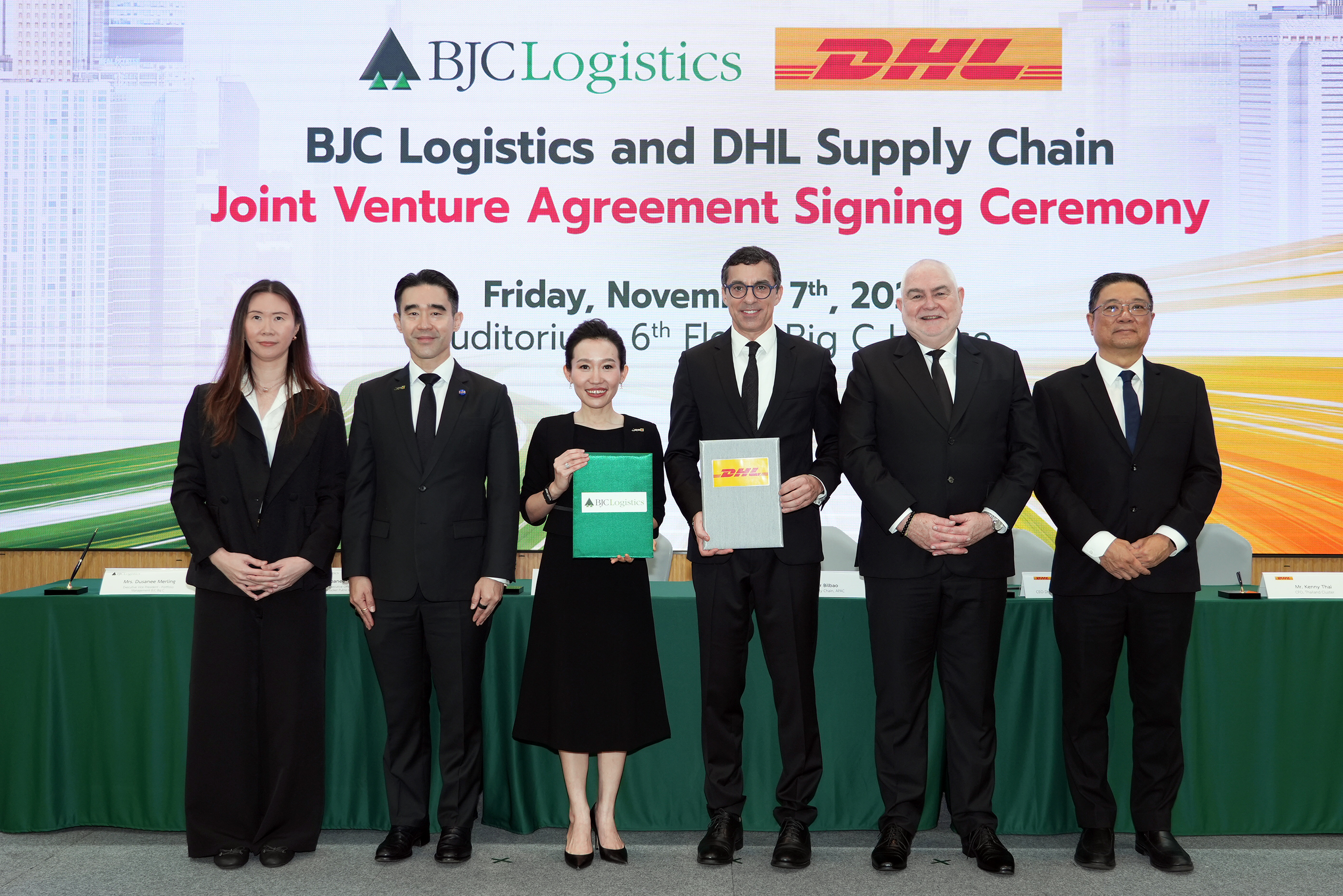 From Left to Right: Mrs. Dusanee Merling, Executive Vice President – Portfolio Management, Big C; Mr. Aswin Techajareonvikul, Executive Vice Chairman, BJL; Mrs. Thapanee Techajareonvikul, CEO and President, BJL; Mr. Javier Bilbao, CEO, DHL Supply Chain Asia Pacific; Mr. Steve Walker, CEO, DHL Supply Chain Thailand Cluster; Mr. Kenny Thai, CFO, DHL Supply Chain Thailand Cluster
