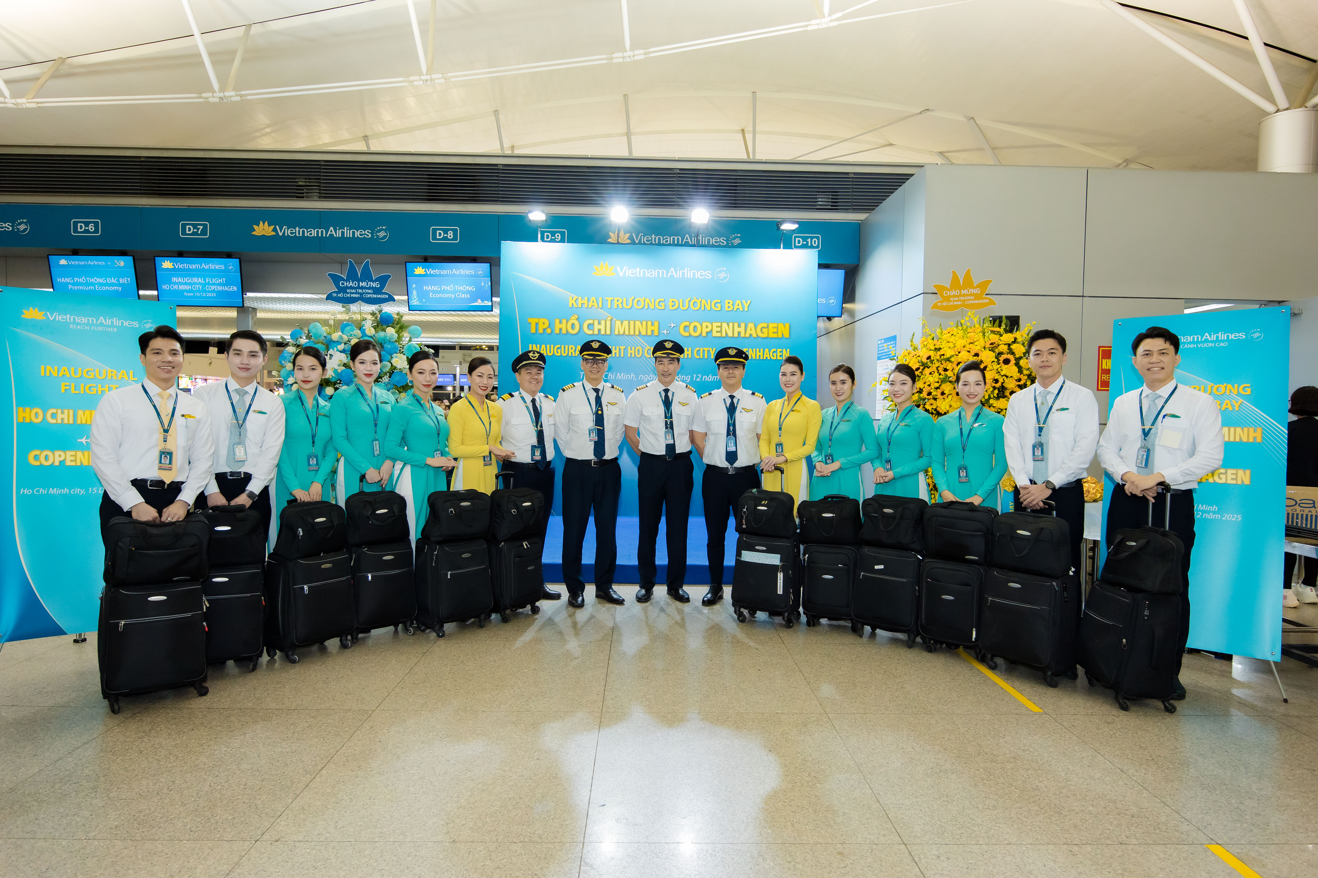 Vietnam Airlines flight crew on the first Ho Chi Minh City–Copenhagen flight.