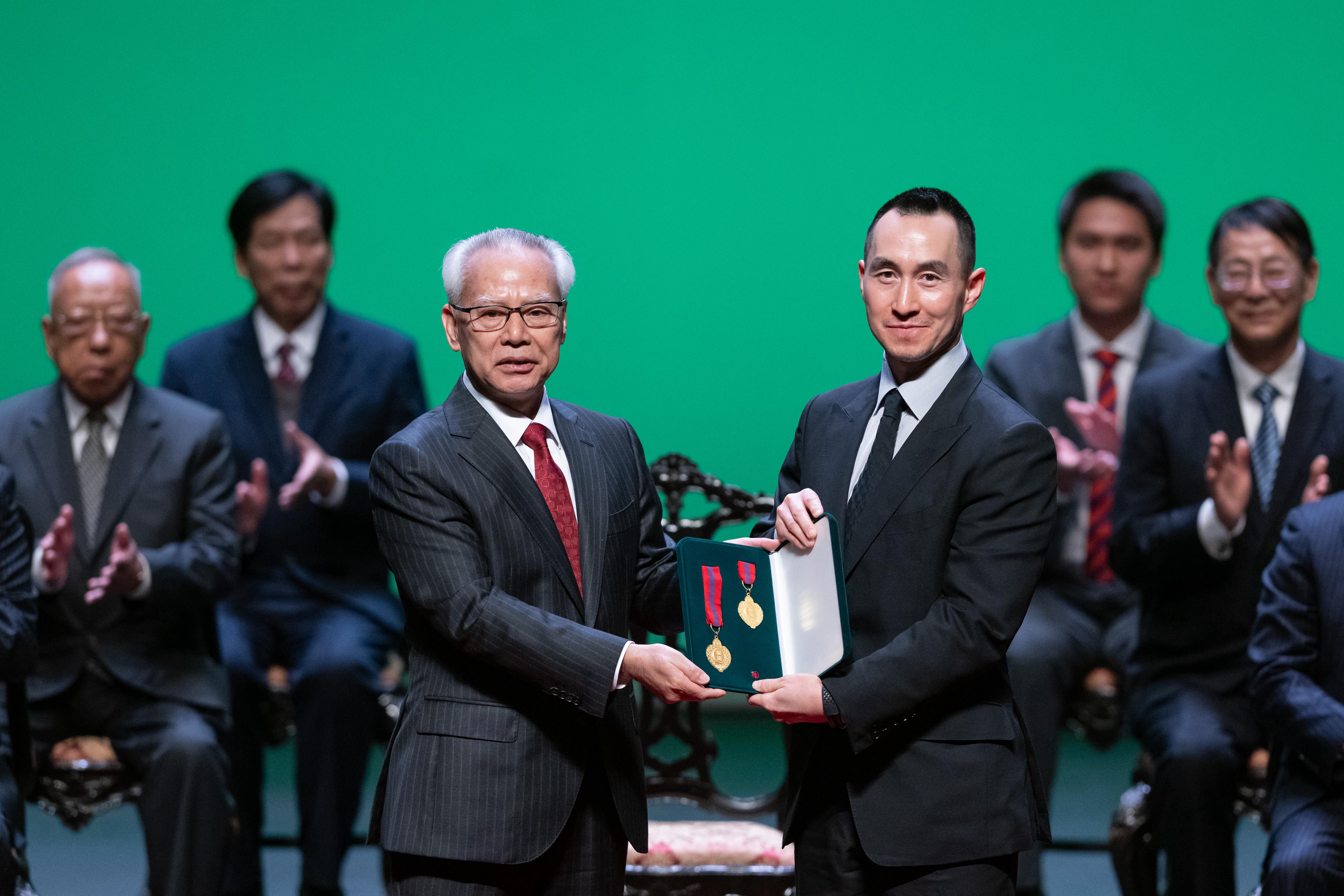 Mr. Lawrence Ho, Chairman and CEO of Melco, received the Medal of Merit – Tourism on behalf of the “House of Dancing Water” team