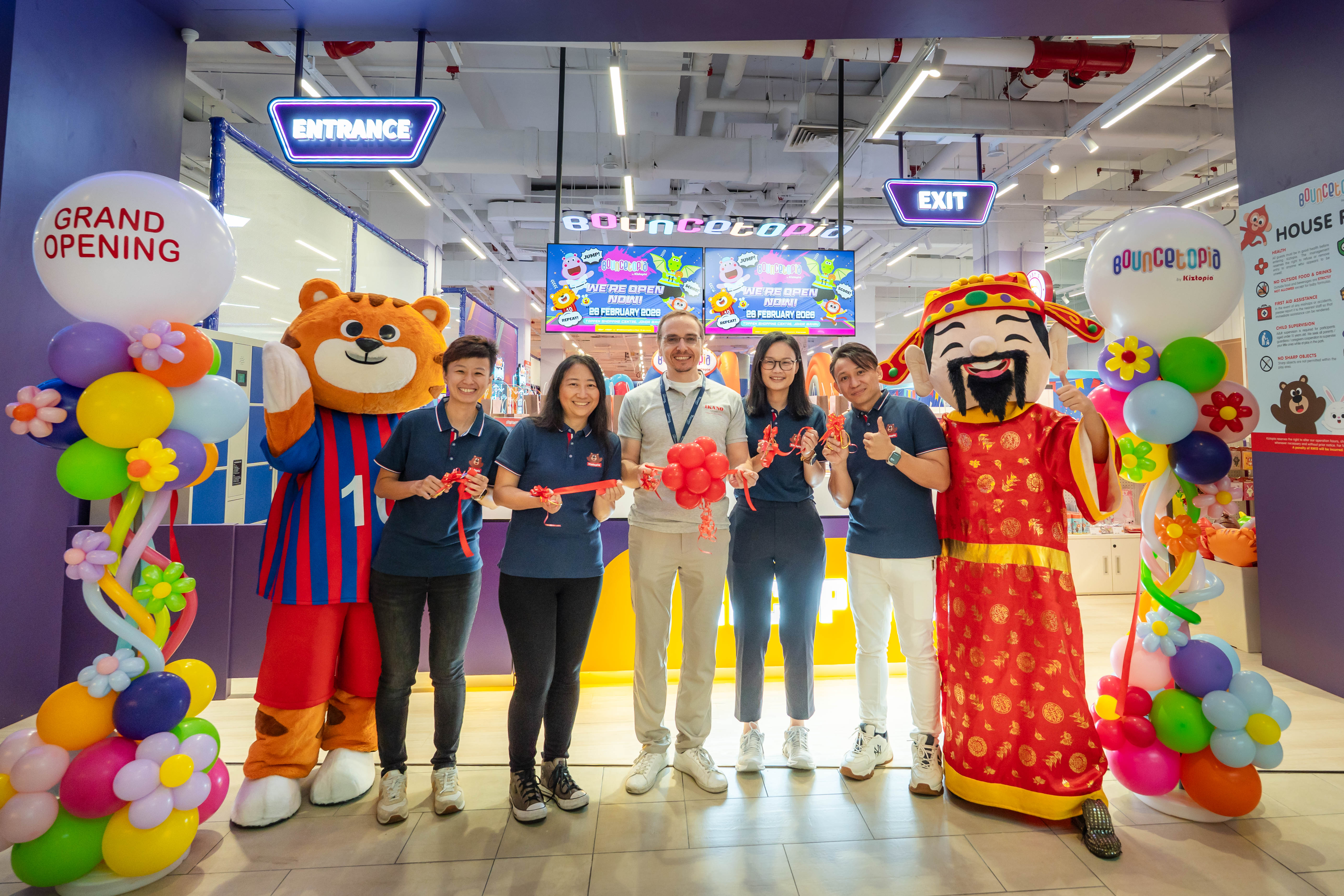 From left: Ms. Li San, Operations Manager of Kiztopia Malaysia; Ms. Heidi Tian, CEO and Founder of Kiztopia; Mr. Sergey Aristarkhov, Centre Manager of Toppen Mall; Ms. Su Wei, General Manager of Kiztopia Malaysia; and Mr. Nicholas Yong, COO of Kiztopia, commemorated the official ribbon-cutting ceremony at the new outlet.