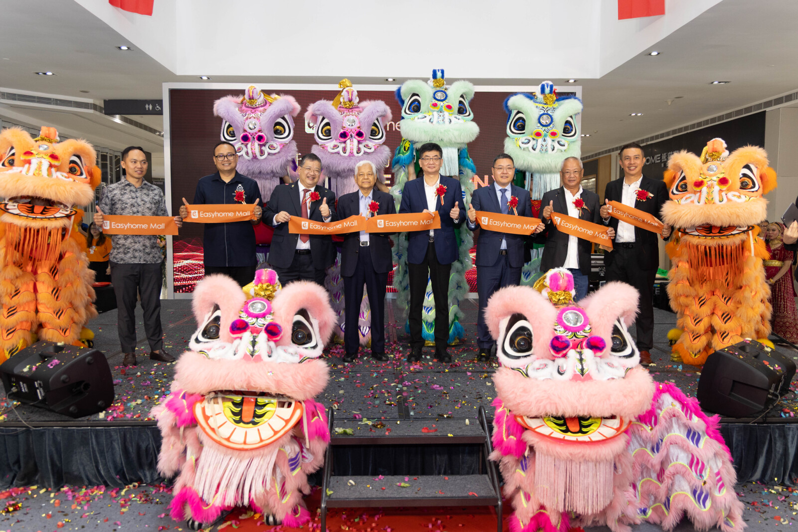 From left: SUPT. Tan Shyong Shan, ACP Wan Azlan Wan Mamat, Philip Ho, Datuk Ab Wahab Bin Khalil, Wang Ning, Li Zhiqiang, KH Lim, and Vincent Lee Seng Chiang officiated the ribbon-cutting ceremony for Easyhome Mall.