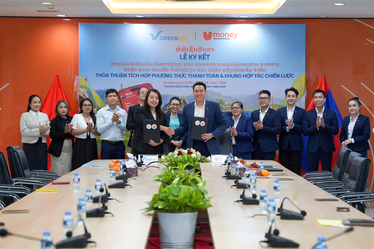 Ms. Tran Hanh An - Director of Mobility Services Sales, GSM Vietnam & Laos (left), and Mr. Ha Chien Thang - Director of Star Fintech Sole Co., Ltd, at the partnership signing ceremony.