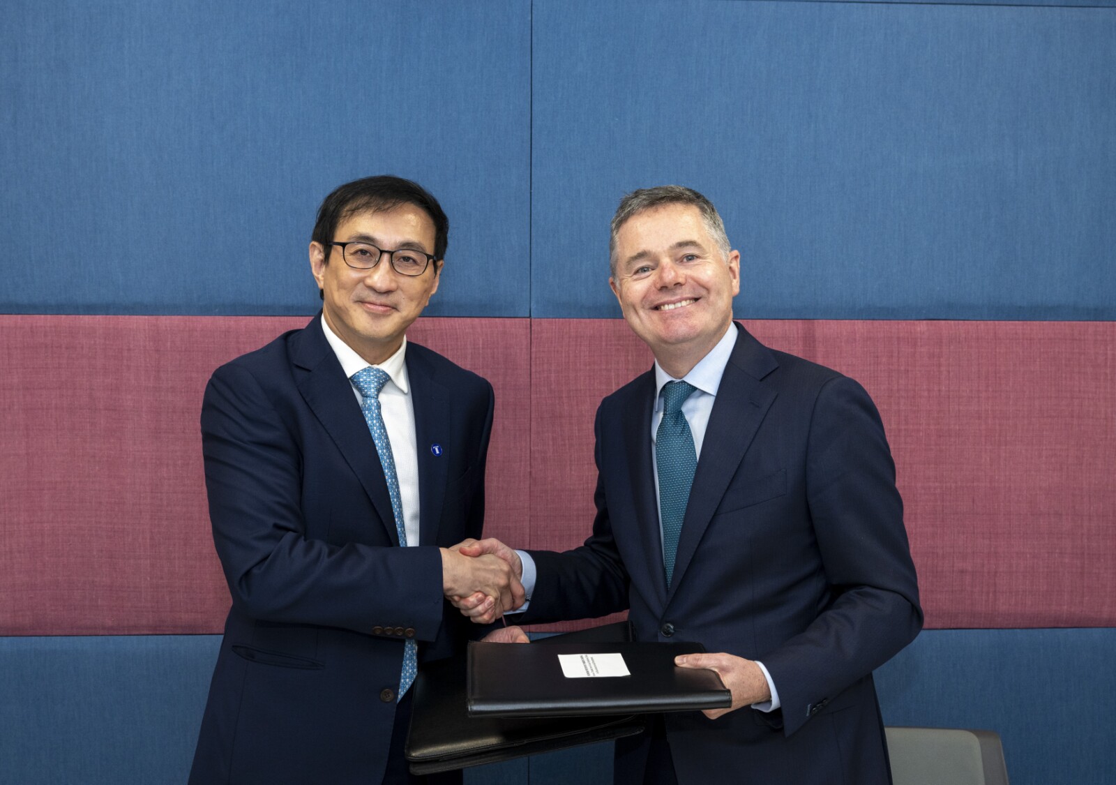 Desmond Kuek, Executive Director and CEO of Temasek Trust, and Paschal Donohoe, Managing Director and Chief Knowledge Officer of the World Bank Group, at the MoU signing for a strategic partnership between Temasek Trust and the World Bank Group to advance shared development priorities.